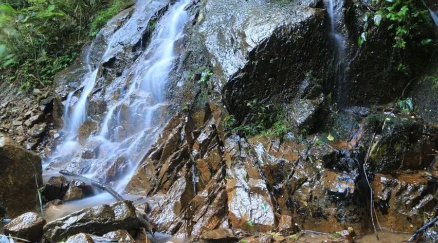 恒大礦泉水，源自地下300米深巖泉水